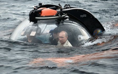 Видео:Путин в Крыму погрузился в батискафе на дно Черного моря