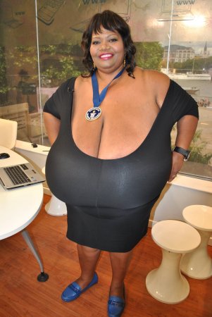 Топ 7 женщин с самой большой грудью в мире