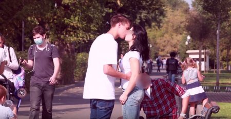 Социальный эксперимент: Согласятся ли девушки целоваться за деньги с незнакомым прохожим, на глазах своих парней? 
