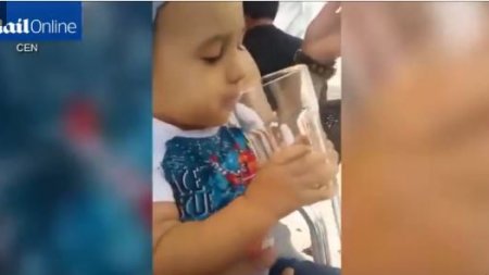 Видео: 2 летний ребенок курит сигарету и пьет пиво