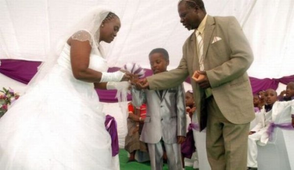 8-летний мальчик женился на 61-летней женщине