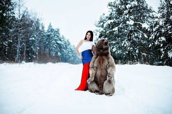 Фотосессия девушки с медведем