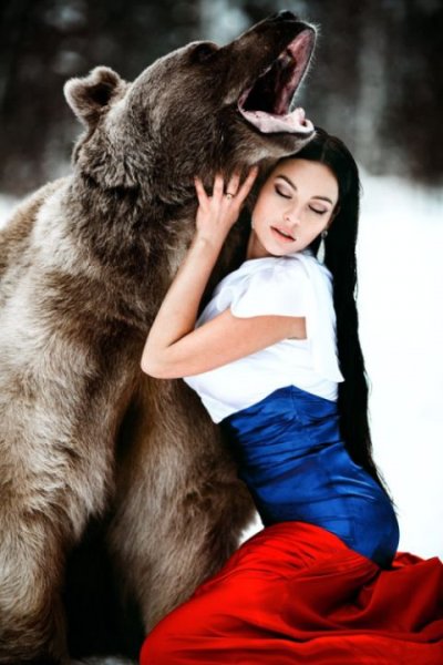 Фотосессия девушки с медведем