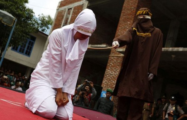 В Индонезии девушку публично наказали за секс вне брака