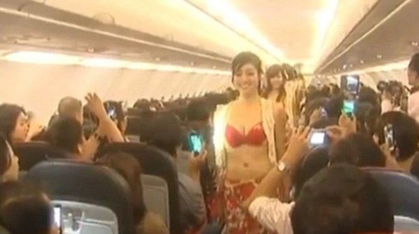 Вьетнамские авиалинии сняли со стюардесс все, кроме бикини