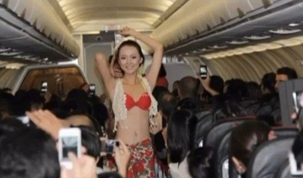 Вьетнамские авиалинии сняли со стюардесс все, кроме бикини