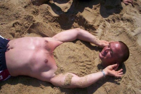 Лето, солнце, жара: 18 курьезных фотографий о долгожданном пляжном отдыхе 