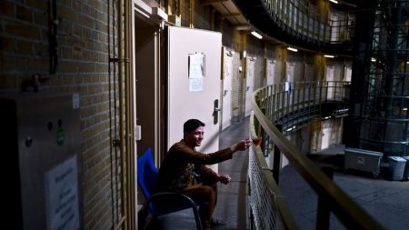 Голландские тюрьмы стали домом для беженцев