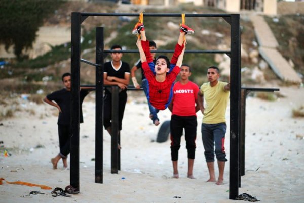 Невероятно гибкий мальчик из Газы по прозвищу Человек-паук