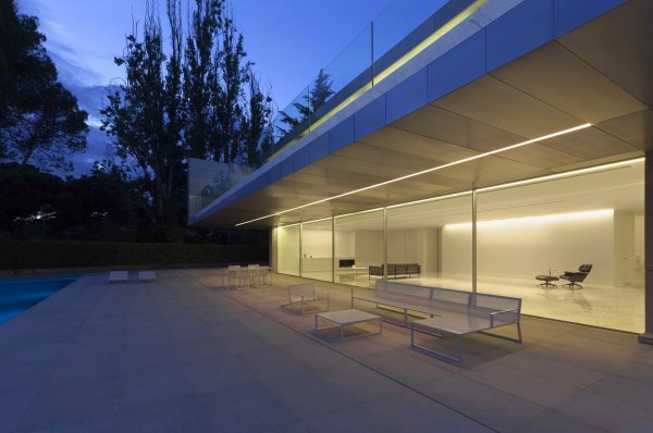 Дом из стекла и алюминия в Мадриде