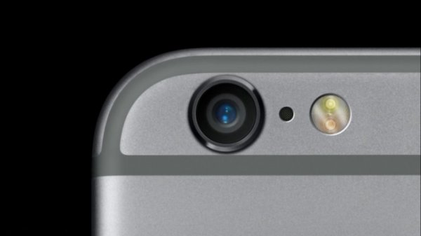 Знаете ли вы, зачем в iPhone нужно это отверстие между вспышкой и камерой?