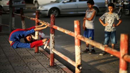 Невероятно гибкий мальчик из Газы по прозвищу Человек-паук