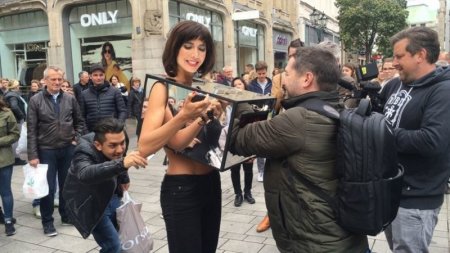 Феминистка из Швейцарии проверила в центре Лондона желание прохожих людей потрогать ее грудь