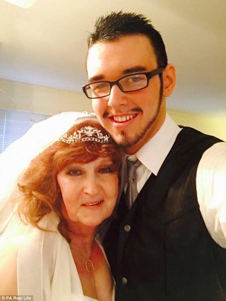 Этот 17-летний парень женился на 71-летней пенсионерке