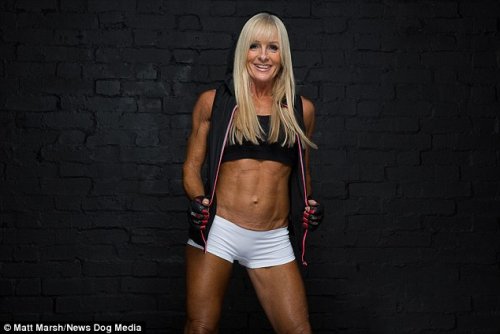 Карен Кобб, 52-летняя участница конкурсов бикини