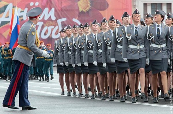 Девушки в погонах — красота и строгость