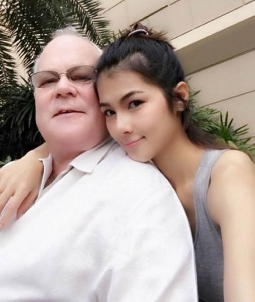 Тайская порноактриса опасается, что её 70-летний муж умрёт во время секса
