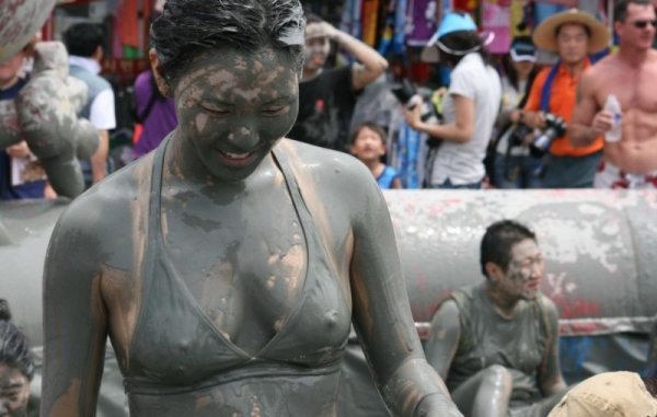 Девушки резвятся на фестивале грязи в Корее