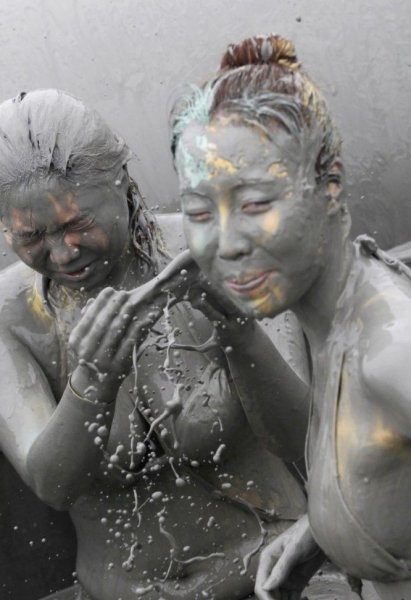 Девушки резвятся на фестивале грязи в Корее