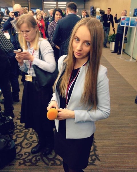 Самые красивые девушки с пресс-конференции Владимира Путина