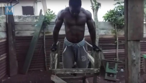 Африканские бодибилдеры, доказавшие, что вам не нужен тренажерный зал, чтобы нарастить огромные мышцы