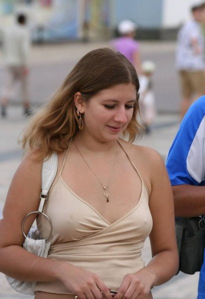 Женщины Без Лифчика Под Одеждой На Улицах Российских Городов (24 Фото)