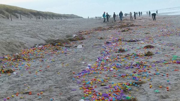 Побережье немецкого острова засыпало 'киндер-сюрпризами' и игрушками