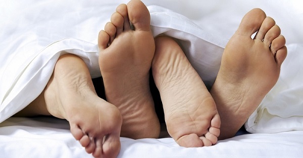 Жена вернулась домой и обнаружила 2 пары ног, торчащих из-под одеяла... 