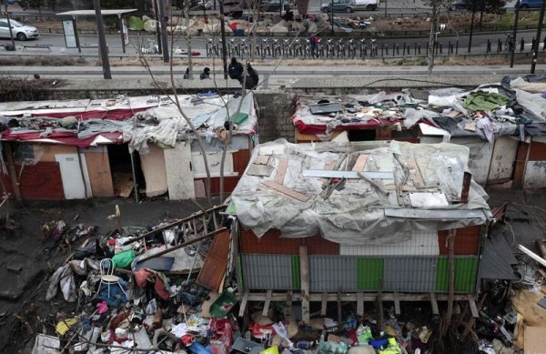Гора мусора, оставленная эмигрантами в нелегальном лагере