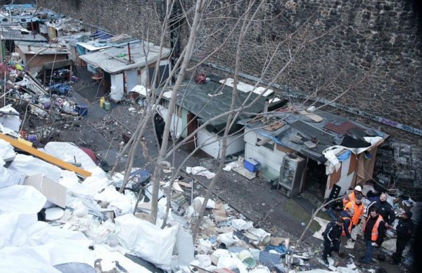 Гора мусора, оставленная эмигрантами в нелегальном лагере