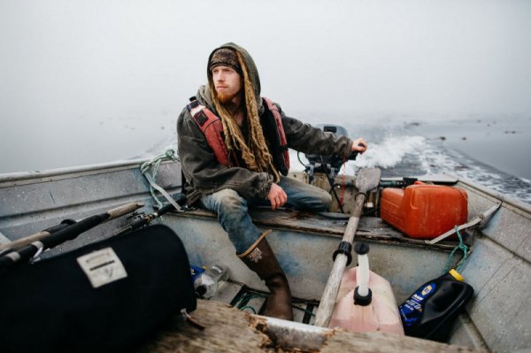Отшельник, живущий в окружении китов и медведей на Аляске