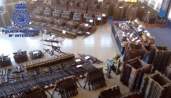 Полицейские обнаружили арсенал из 10 000 стволов, которые предназначались террористам