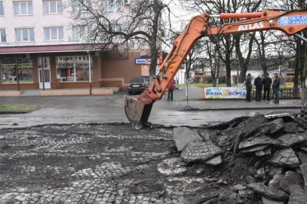 В украинском городке вместо ремонта дороги откопали советскую брусчатку