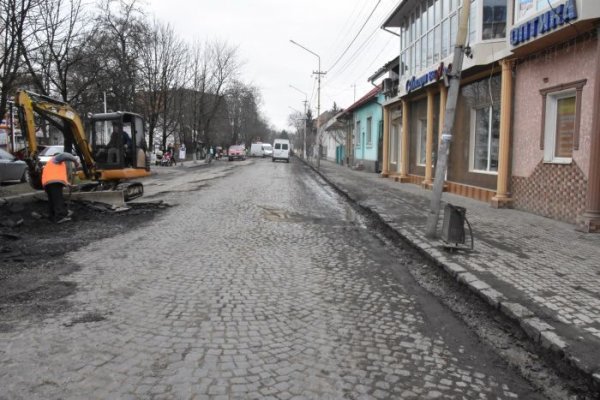 В украинском городке вместо ремонта дороги откопали советскую брусчатку