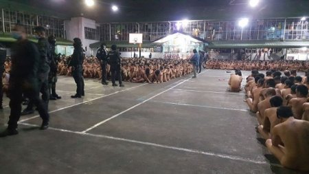 Обыск в филиппинской тюрьме напоминает слет нудистов 