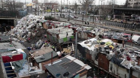 Гора мусора, оставленная эмигрантами в нелегальном лагере