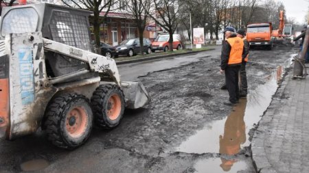 В украинском городке вместо ремонта дороги откопали советскую брусчатку