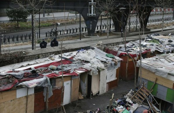 Гора мусора, оставленная эмигрантами в нелегальном лагере