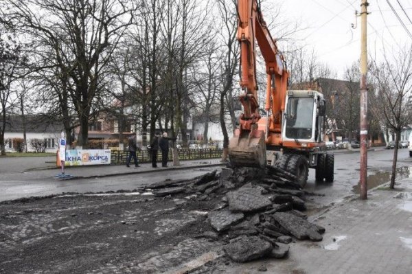 В украинском городке вместо ремонта дороги откопали советскую брусчатку