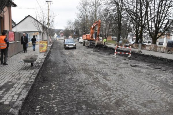 В украинском городке вместо ремонта дороги откопали советскую брусчатку