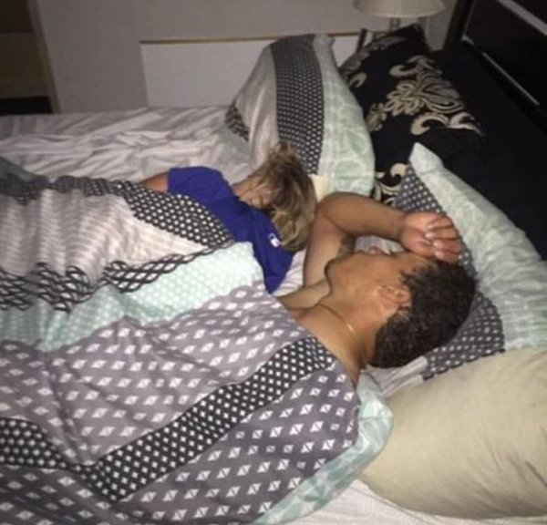 Американец опубликовал в сети фото спящей девушки с любовником