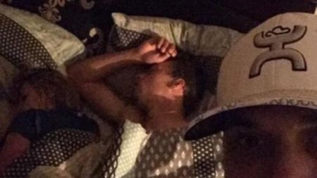 Американец опубликовал в сети фото спящей девушки с любовником