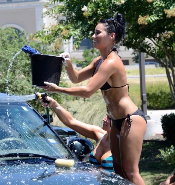 Фото Подборка - Девушки в купальниках моют машины