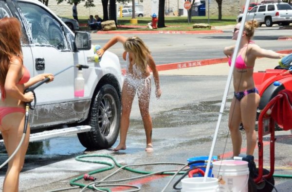 Фото Подборка - Девушки в купальниках моют машины