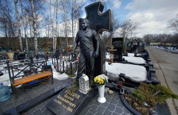 Памятники авторитетам 90-х на московских кладбищах