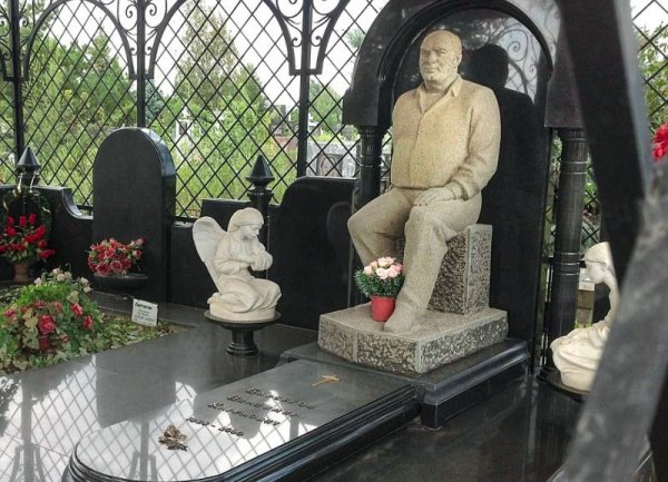 Памятники авторитетам 90-х на московских кладбищах