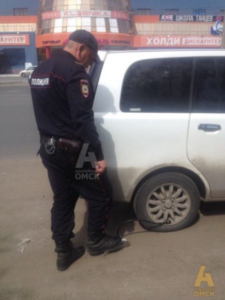 В Омске полицейские догнали женщину, чтобы накачать ей спущенное колесо