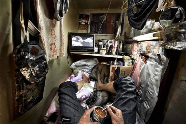 Фотограф запечатлел жизнь китайцев внутри чудовищно маленьких квартир, больше напоминающих просторные гробы