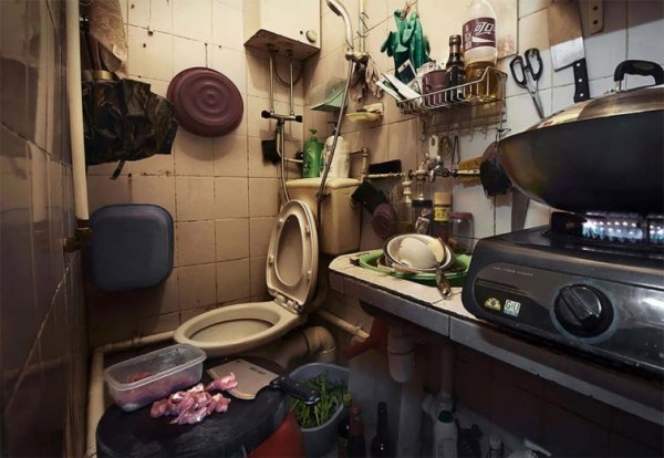 Фотограф запечатлел жизнь китайцев внутри чудовищно маленьких квартир, больше напоминающих просторные гробы