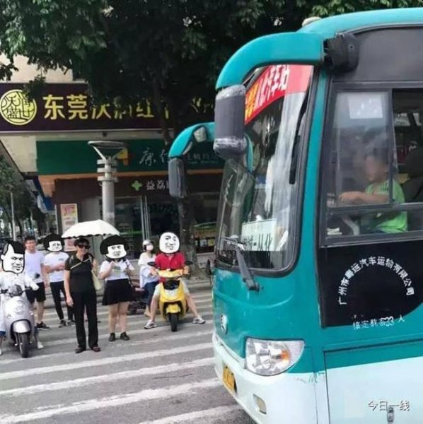 В Китае мальчик угнал автобус, чтобы покататься по городу
